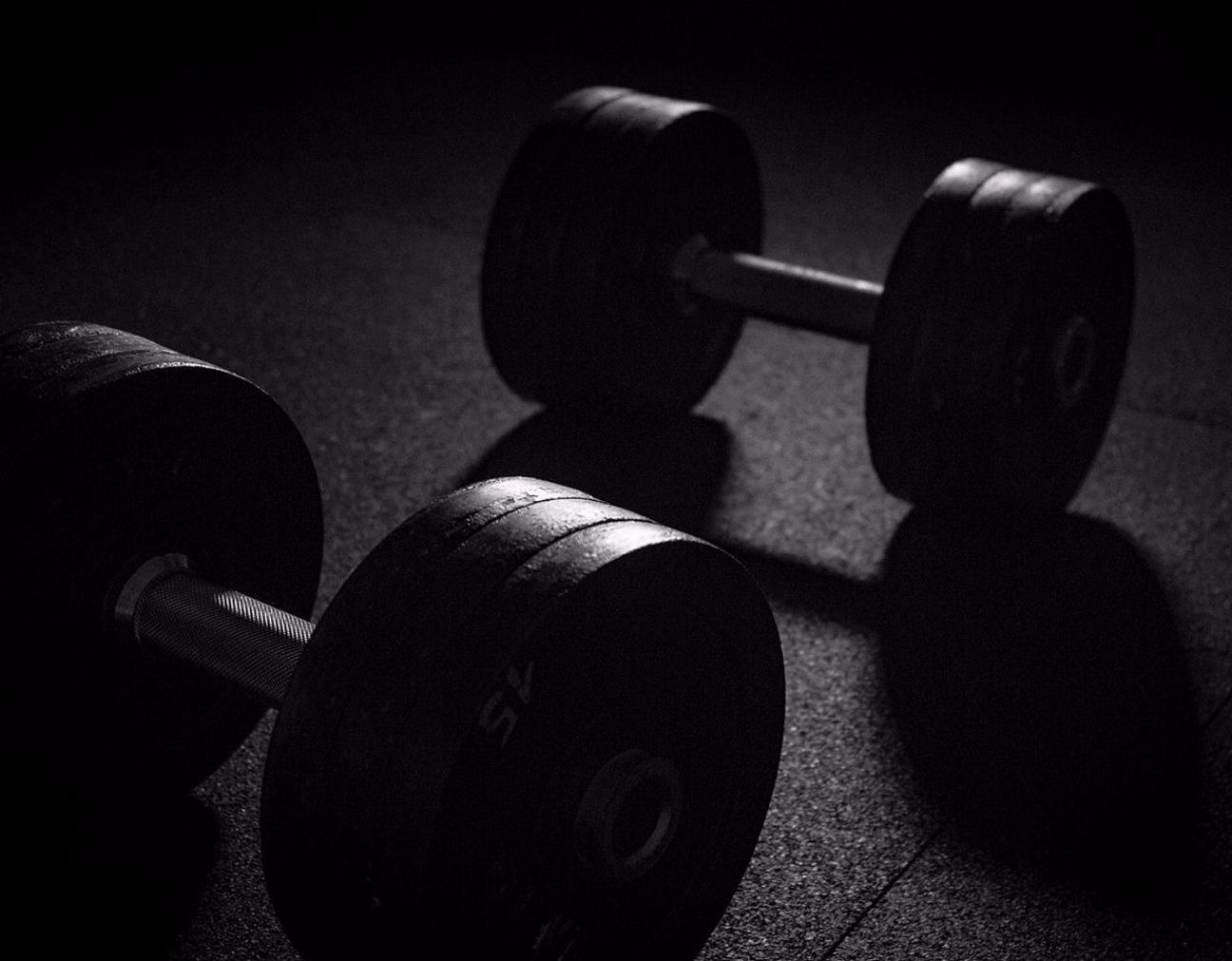 Pencere kenarında antrenman programını inceleyen bir sporcu