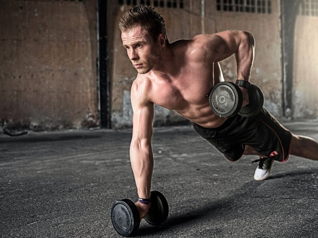 Protein tozu kutuları ve ölçek kaşığı düz bir zeminde özenle dizilmiş